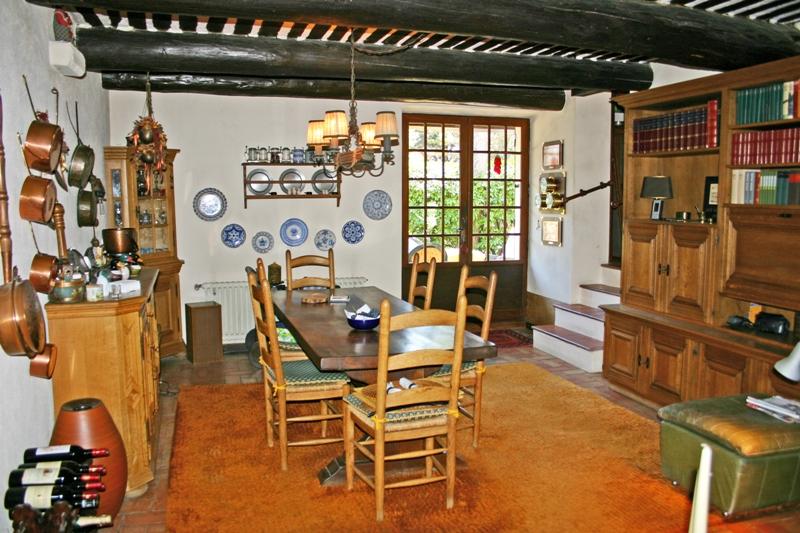 Luberon, on a 15.800 m² flat piece of land, old silkworm nursery converted and renovated